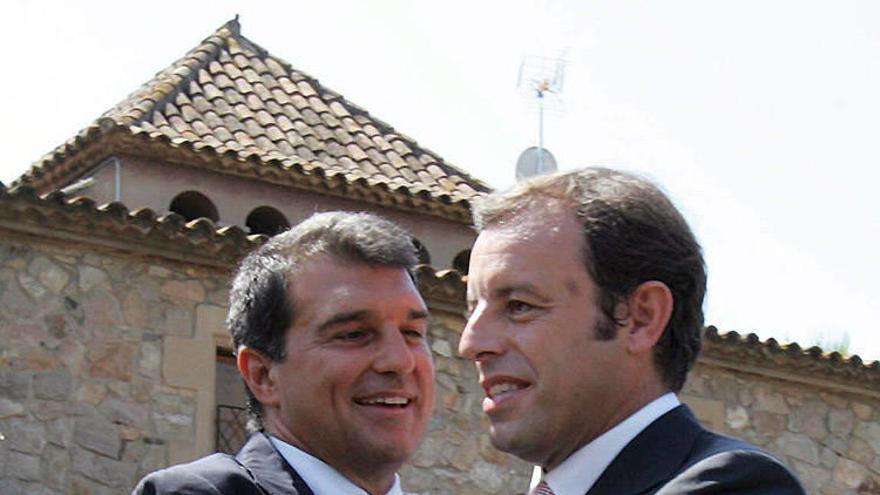 Rosell recibe el abrazo de Laporta durante la toma de posesión.
