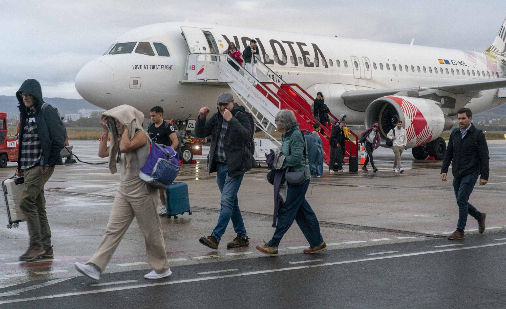En imágenes: Foronda estrena los vuelos regulares a Barcelona y Madrid