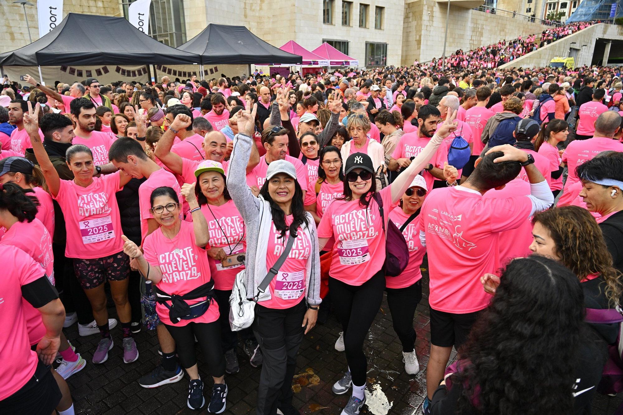 En imágenes: los paraguas tiñen la marea rosa de Bilbao