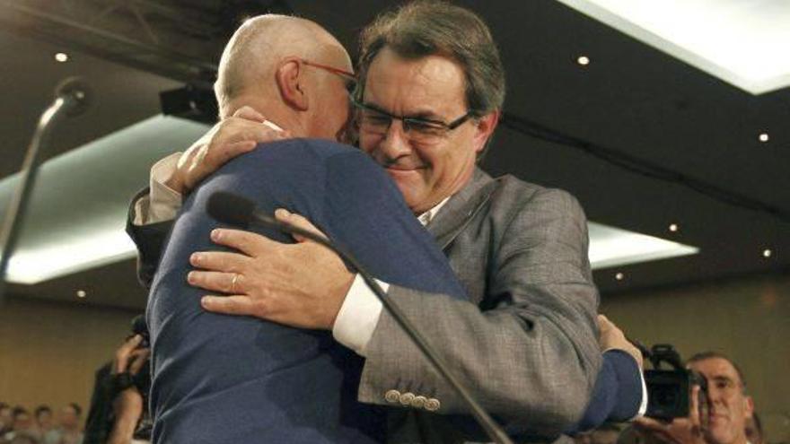 El líder de CiU i presidente de la Generalitat, Artur Mas (d), abraza a Josep A. Duran i Lleida