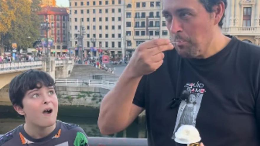 Padre e hijo prueban los helados más raros de Bilbao: &quot;Es un puntazo&quot;