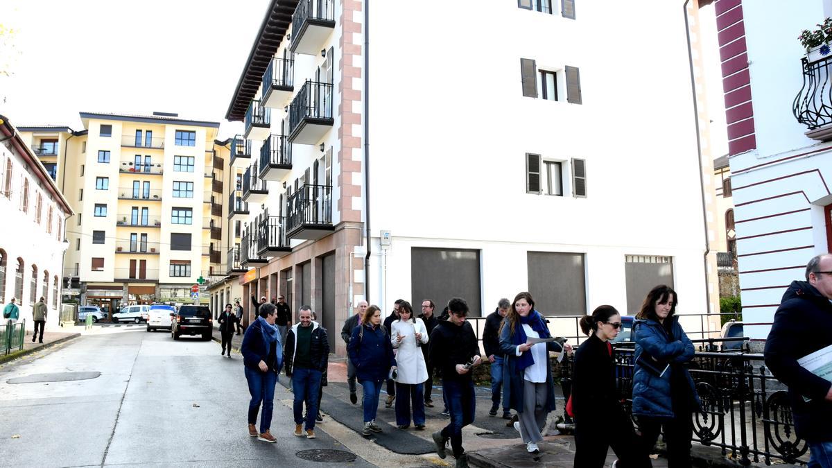 Edificio de Santiago Kalea al fondo y de Mendinueta Kalea en primer plano.