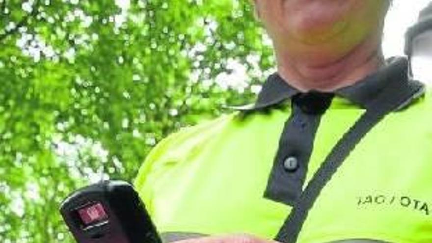 Un vigilante de la OTA comprueba un tique.