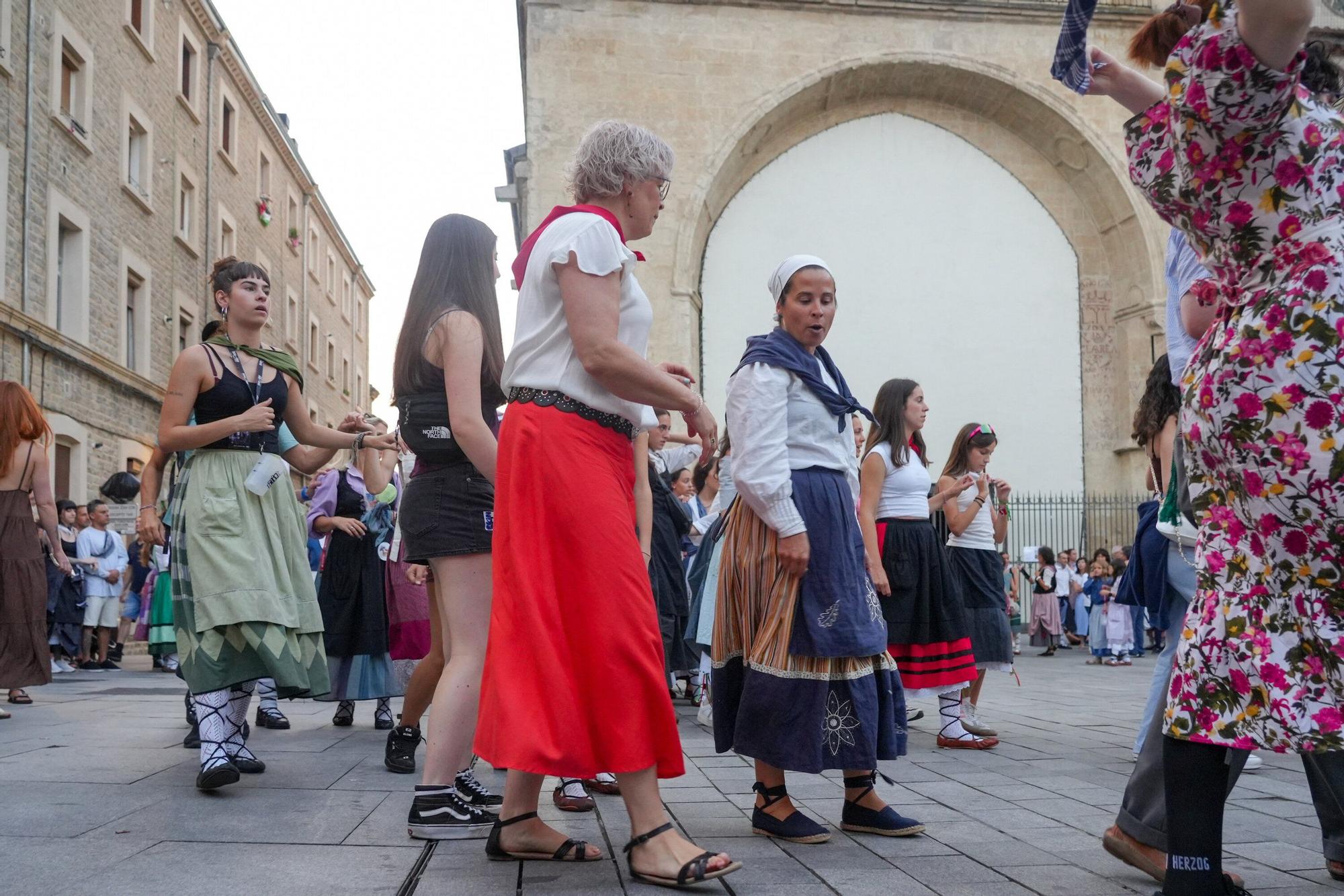En imágenes: Larrain Dantza y Txulalai en la plaza de Santa María
