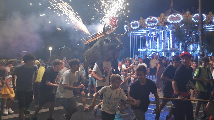 Los toros de fuego llenan de luz y color la noche de Donostia