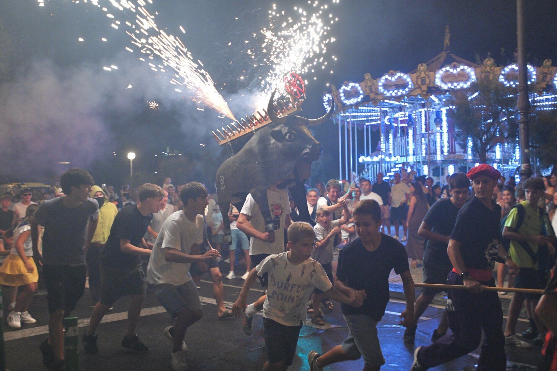 Los toros de fuego llenan de luz y color la noche de Donostia