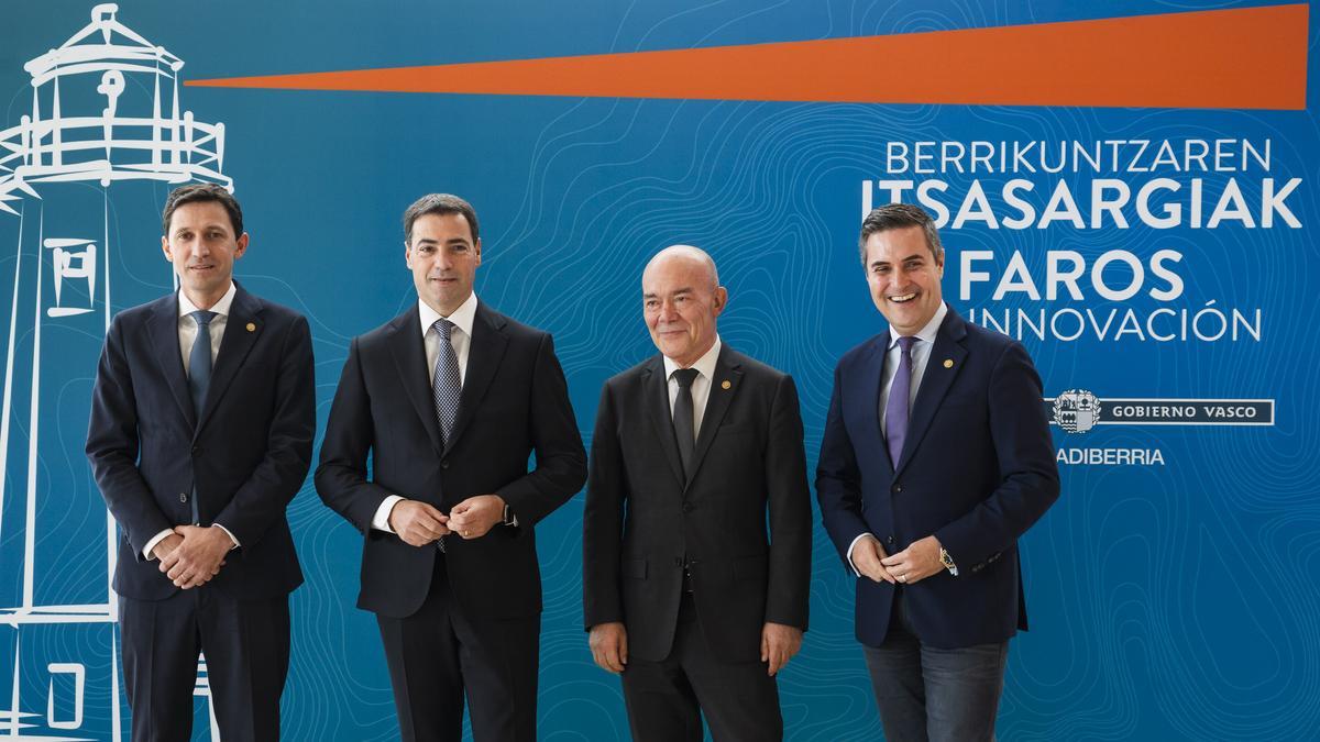 El lehendakari Imanol Pradales, acompañado de los consejeros de Hacienda, Noël d'Anjou, de Ciencia, Juan Ignacio Pérez Iglesias, y de Industria, Mikel Jauregi, en la presentación de los Faros de Innovación. El lehendakari Imanol Pradales, acompañado de los consejeros de Hacienda, Noël d'Anjou, de Ciencia, Juan Ignacio Pérez Iglesias, y de Industria, Mikel Jauregi, en la presentación de los Faros de Innovación.