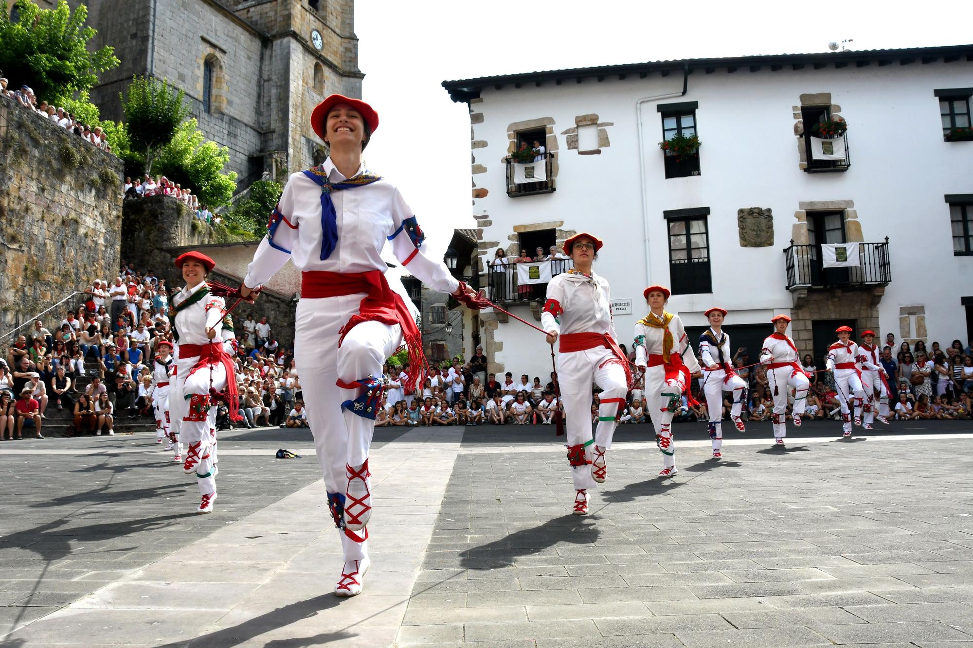 Bera celebra su día grande a ritmo de dantzas