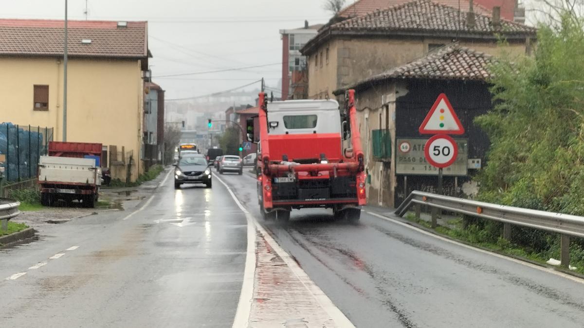 La N-634 divide en dos el barrio de Ugarte y supone una barrera arquitectónica para la conectividad con el centro de Trapagaran.