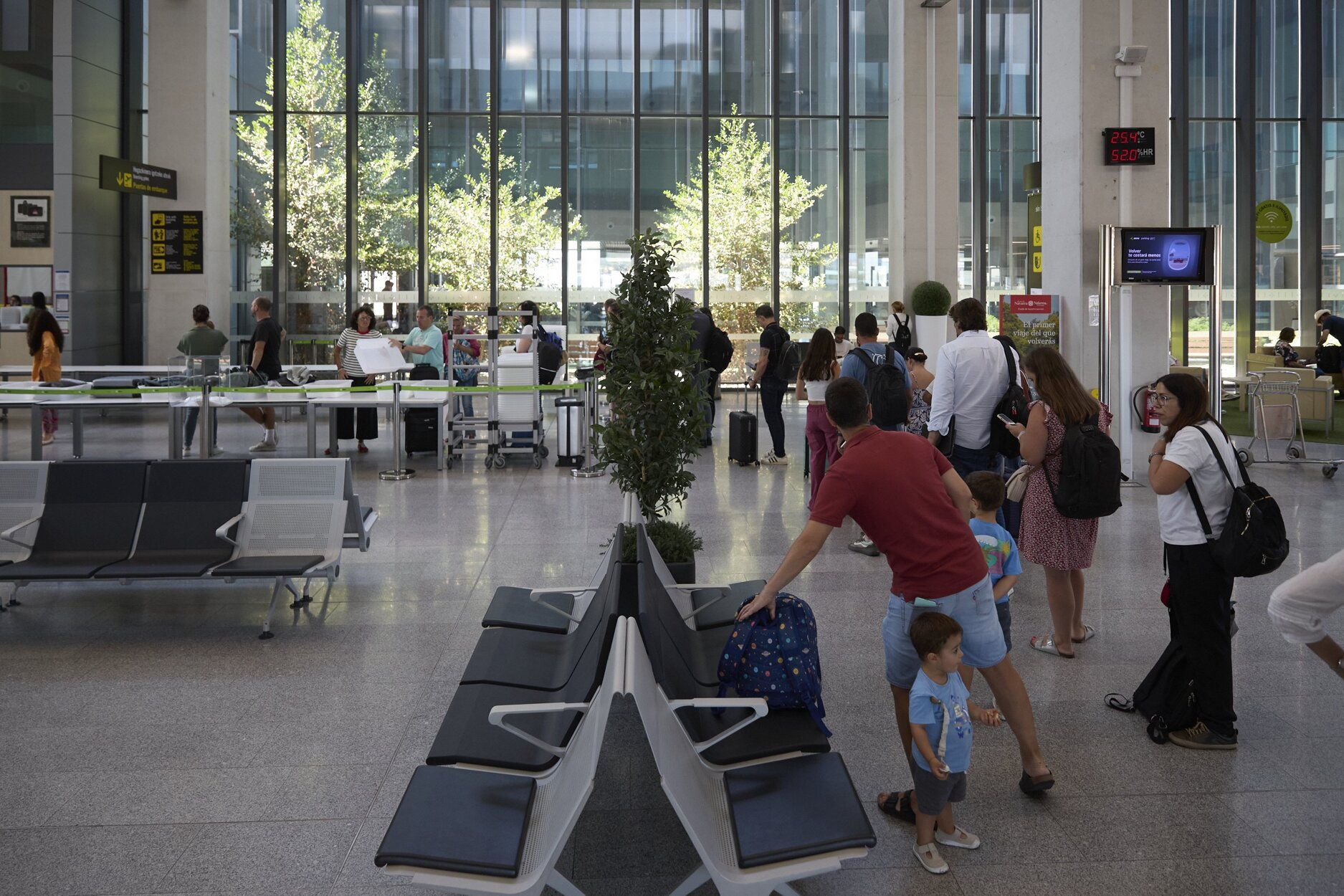Fotos del inicio de las vacaciones de agosto en el aeropuerto de Noáin