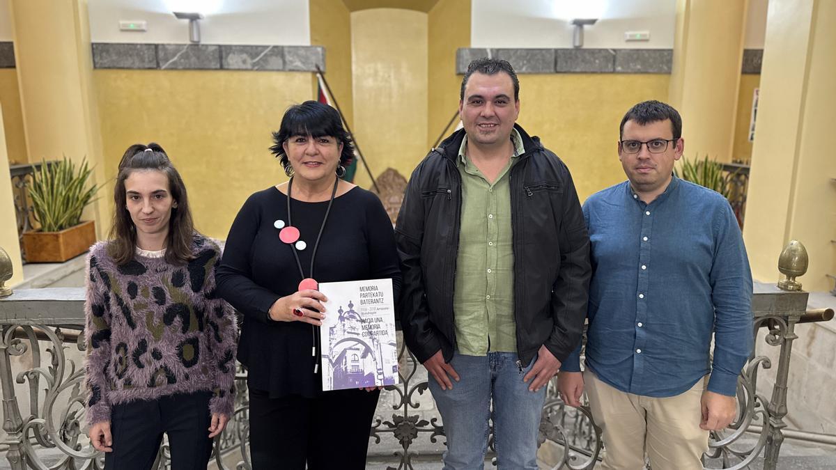 Eva Abuin (Elkarrekin), Jasone Giraldo (EH Bildu), Aritz Murua (PSE-EE) y Ander Garay (PNV), representantes de la Mesa de la Convivencia.