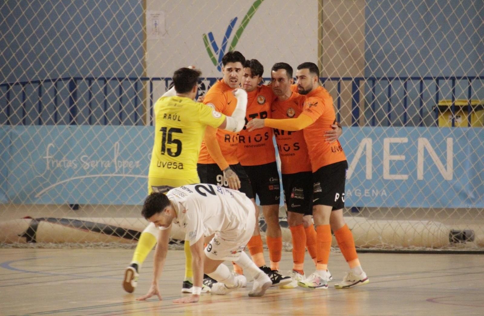 La alegría de los jugadores riberos tras marcar uno de los goles.