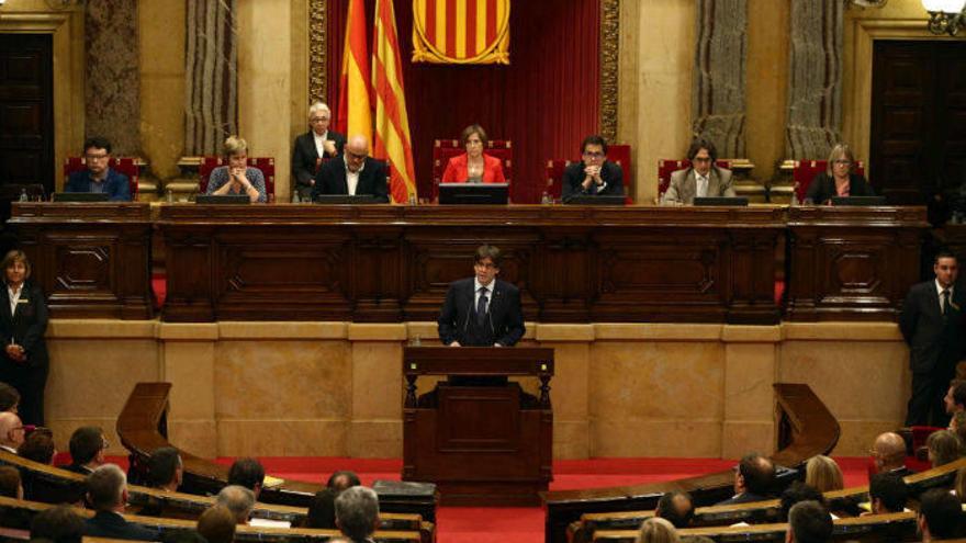 El president, Carles Puigdemont, durante su intervención en el debate de la cuestión de confianza, la primera que vive el Parlament.