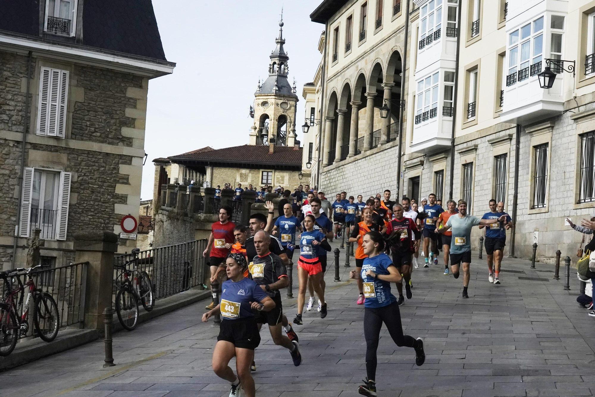 En imágenes: Miles de personas conquistan la Almendra de Gasteiz