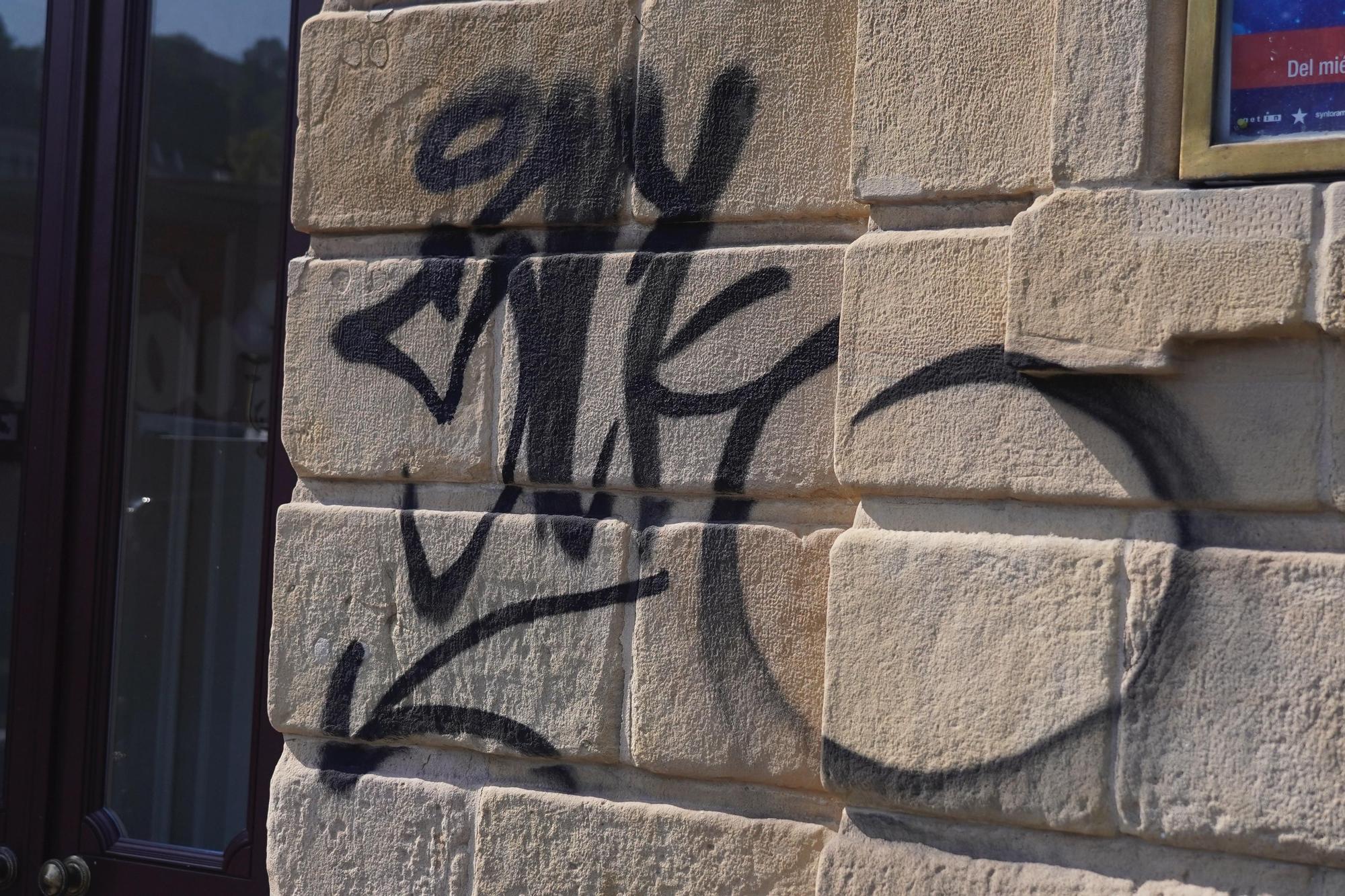 En fotos: vandalizan la fachada y las entradas del teatro Arriaga