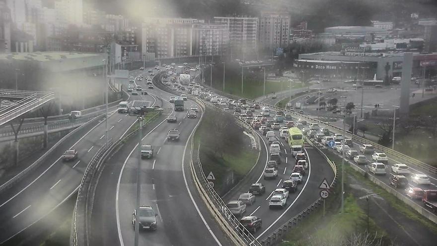 Solventadas las retenciones kilométricas en la A-8 dirección Cantabria por un accidente de tráfico