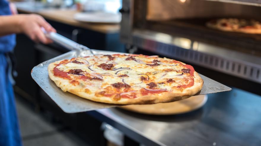 Despiden al encargado de una pizzería de Bilbao por tener comida caducada en el frigorífico