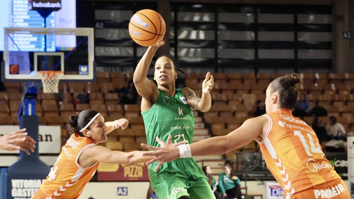 Lawrence dobla el balón en un ataque del Araski