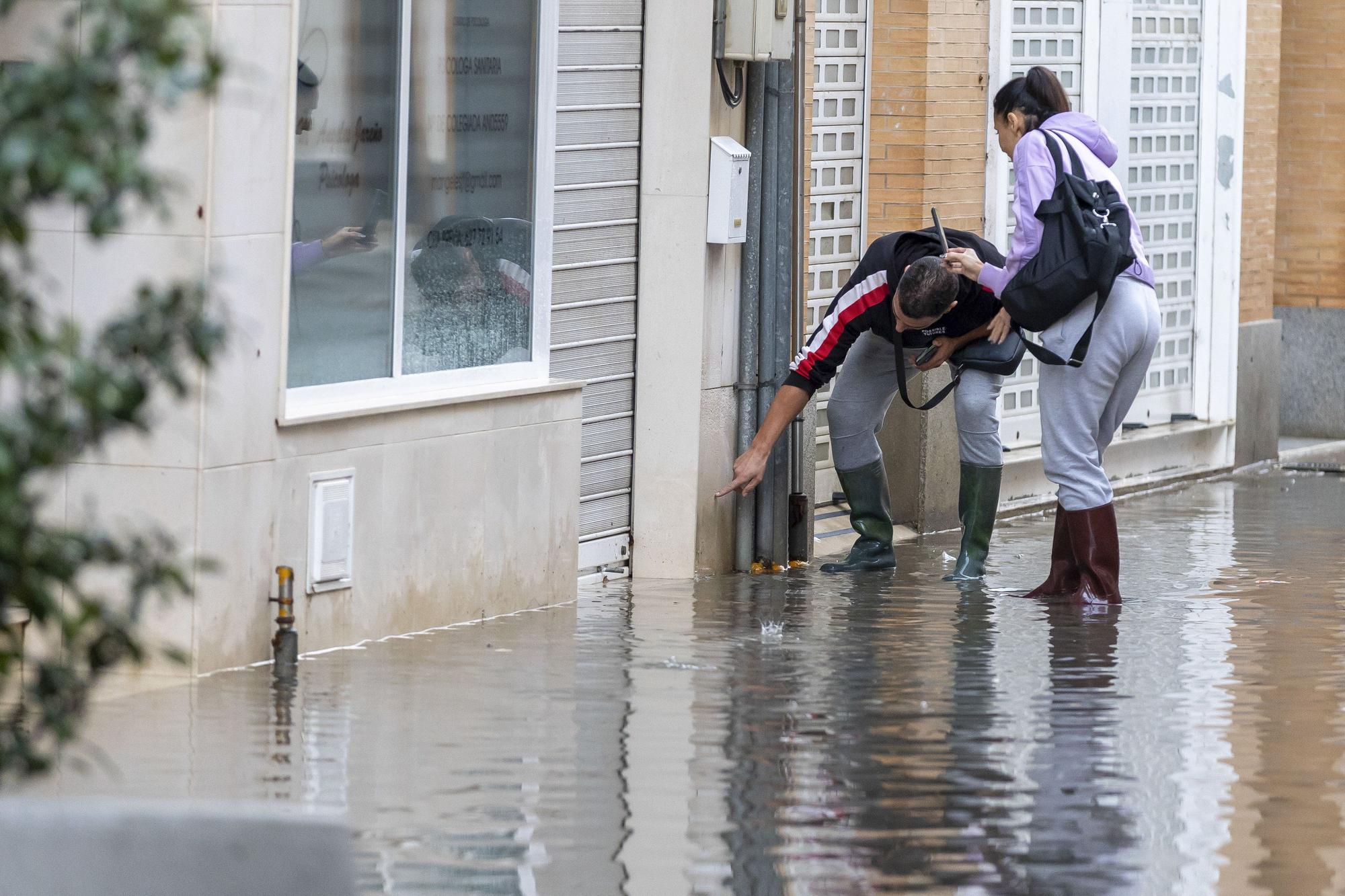 En imágenes: Andalucía supera las 900 incidencias por la borrasca 'Claudia', con la anegación de la estación de autobuses de Huelva