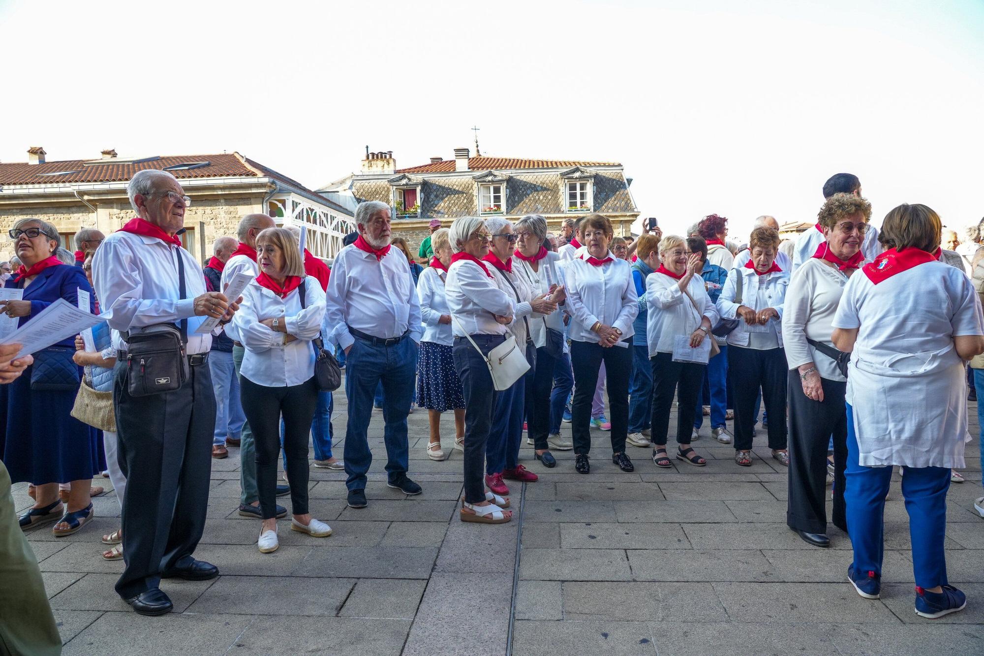 En imágenes: Los auroros despiertan a Vitoria con sus canciones