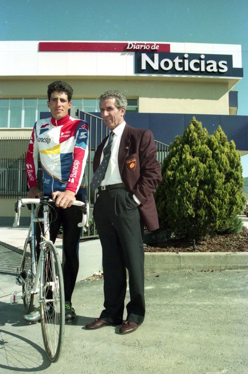 Miguel Induráin y Bahamontes, en la puerta de DIARIO DE NOTICIAS