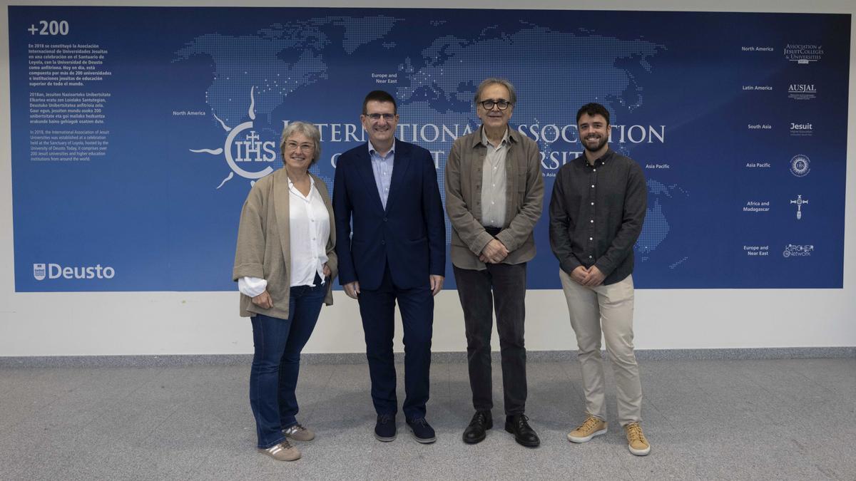 De izquierda a derecha: Ane Ferran, decana de la Facultad de Ciencias Sociales y Humanas de la Universidad de Deusto; Juan José Etxeberria SJ, rector de la Universidad de Deusto; Joan Subirats ex ministro de Universidades y Catedrático de Ciencia Política  y Martin Zuñiga, director del Máster en Democracia, Instituciones Públicas e Innovación Política.
