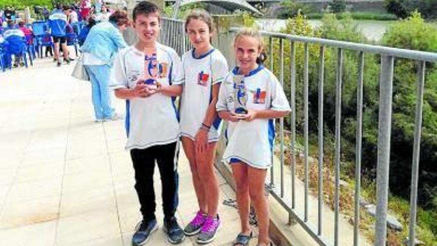 Osés, con las hermanas Ainé y Danae Sanmartín en Zaragoza.