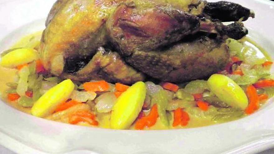Pintada asada al horno sobre un lecho de guarnición.