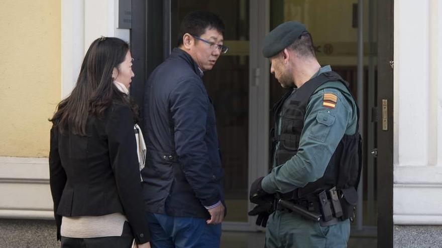 Un agente de la Guardia Civil controla la entrada a la sede del banco chino ICBC, en el centro de Madrid.