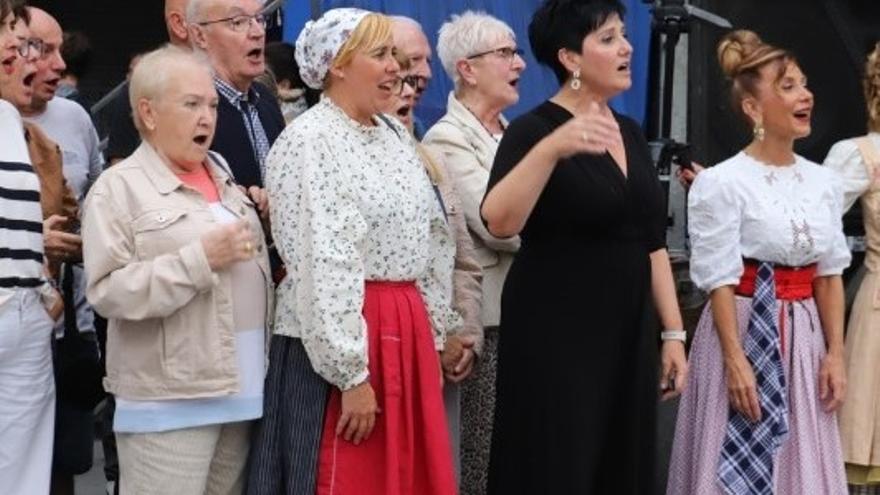 Las voces de Aretxabaleta abesbatza arroparon al homenajeado.