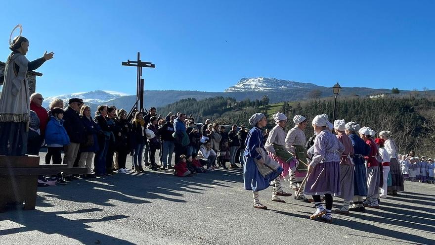 Arrikibar Dantza taldea de Zeanuri en la celebración de San Valentín