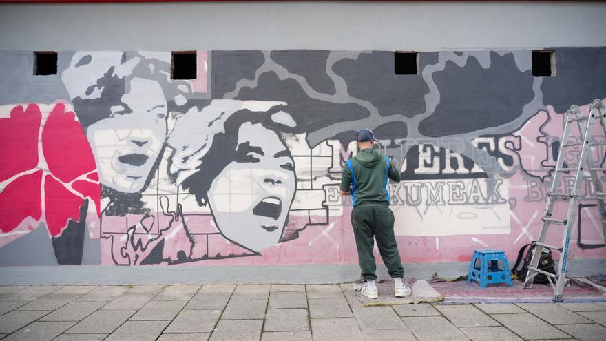 Salburua y Zabalgana pintan medio siglo de democracia en sus calles