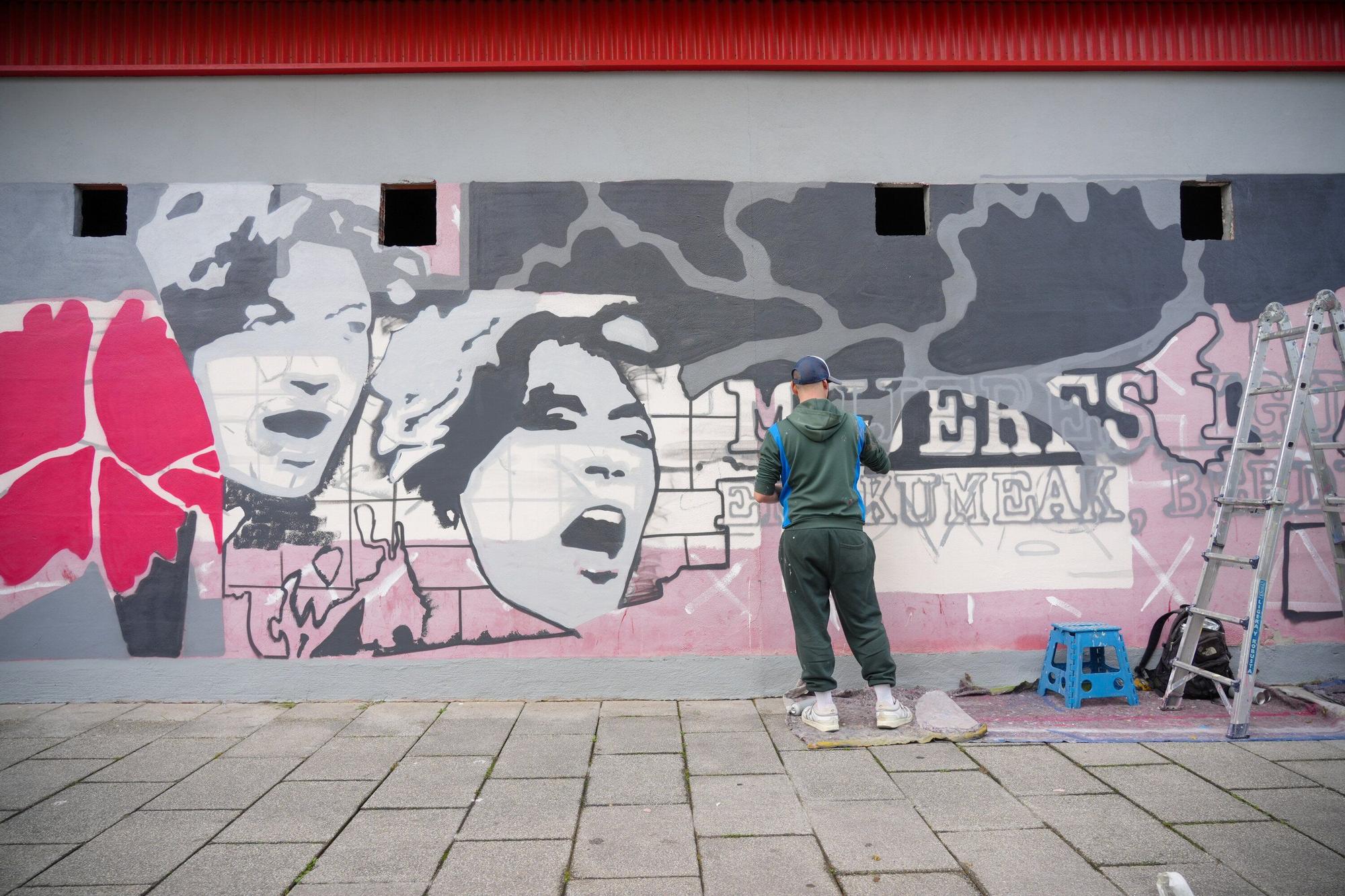 En imágenes: 50 años de libertad y democracia en murales