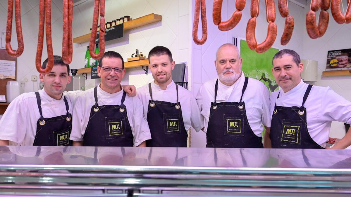 De izquierda a derecha, Enetz Etxezarreta, Iñigo Etxezarreta, Aitor Etxezarreta, Josetxo Fernández y Sergio Pérez.