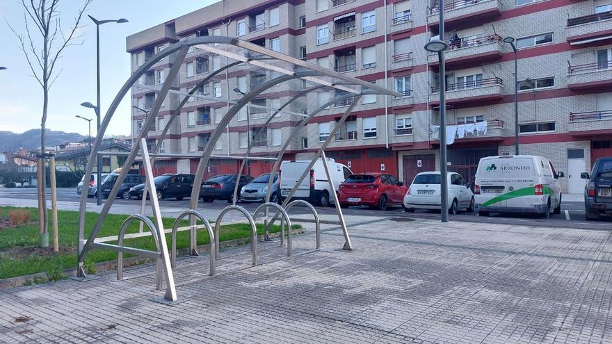Tres nuevos aparcabicis cubiertos en Lazkao
