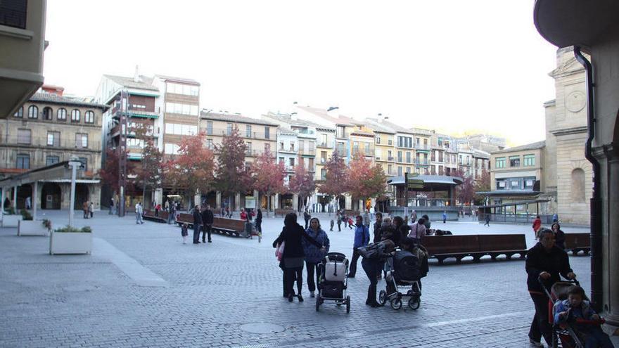 Vista de la plaza de Los Fueros, en el centro de Estella, bajo la que se propone un aparcamiento.