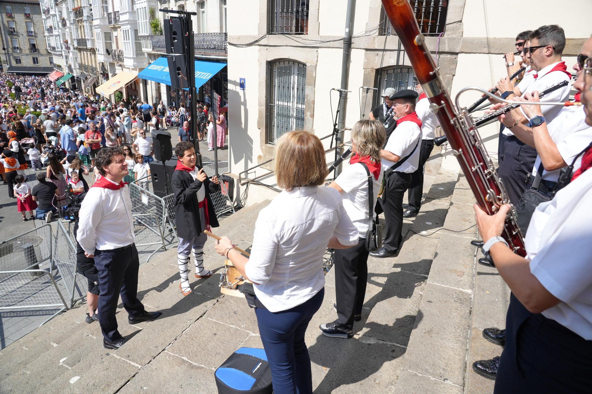 En imágenes: Edurne y Celedón Txiki abarrotan un año más la plaza de la Virgen Blanca
