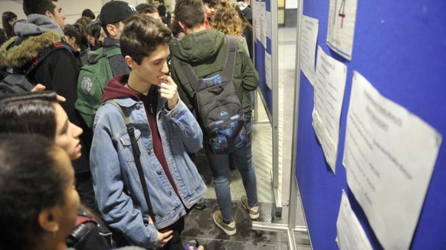 Unos estudiantes consultando la ubicación del tribunal en el que deben hacer la Evaluación de Acceso a la Universidad.