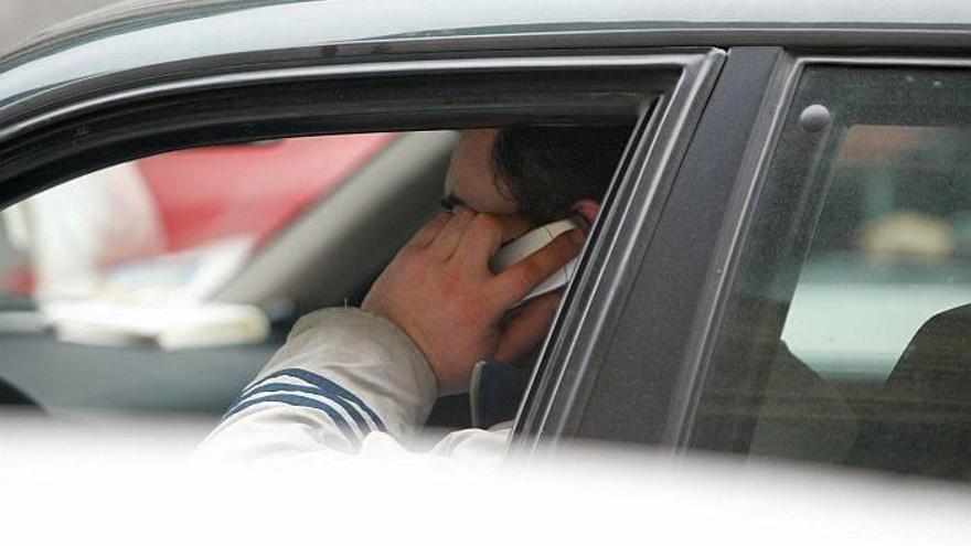 Una campaña de la Policía de Bilbao vigilará el uso del móvil y de GPS al volante