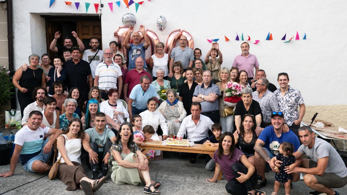 Boni Luis Erdozia rodeada de su familia este pasado martes en Lizarraga.