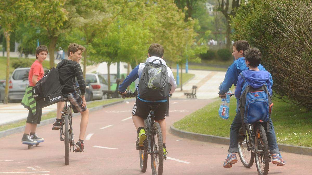 Zarauztarras yendo en bicicleta.