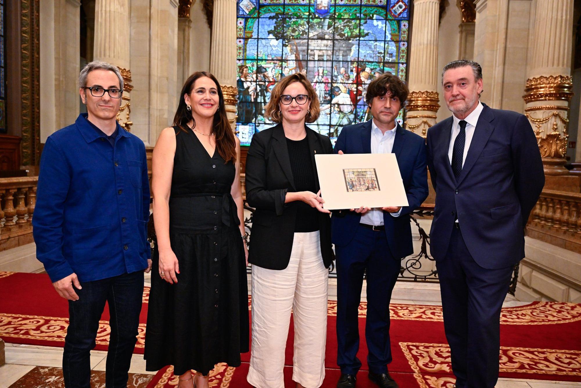 Mikel Lertxundi y Leixuri Arrizabalaga con Elixabete Etxanobe e Iñaki Urricelqui, que sostienen el boceto de Anselmo Guinea objeto de la donación, y Miguel Zugaza