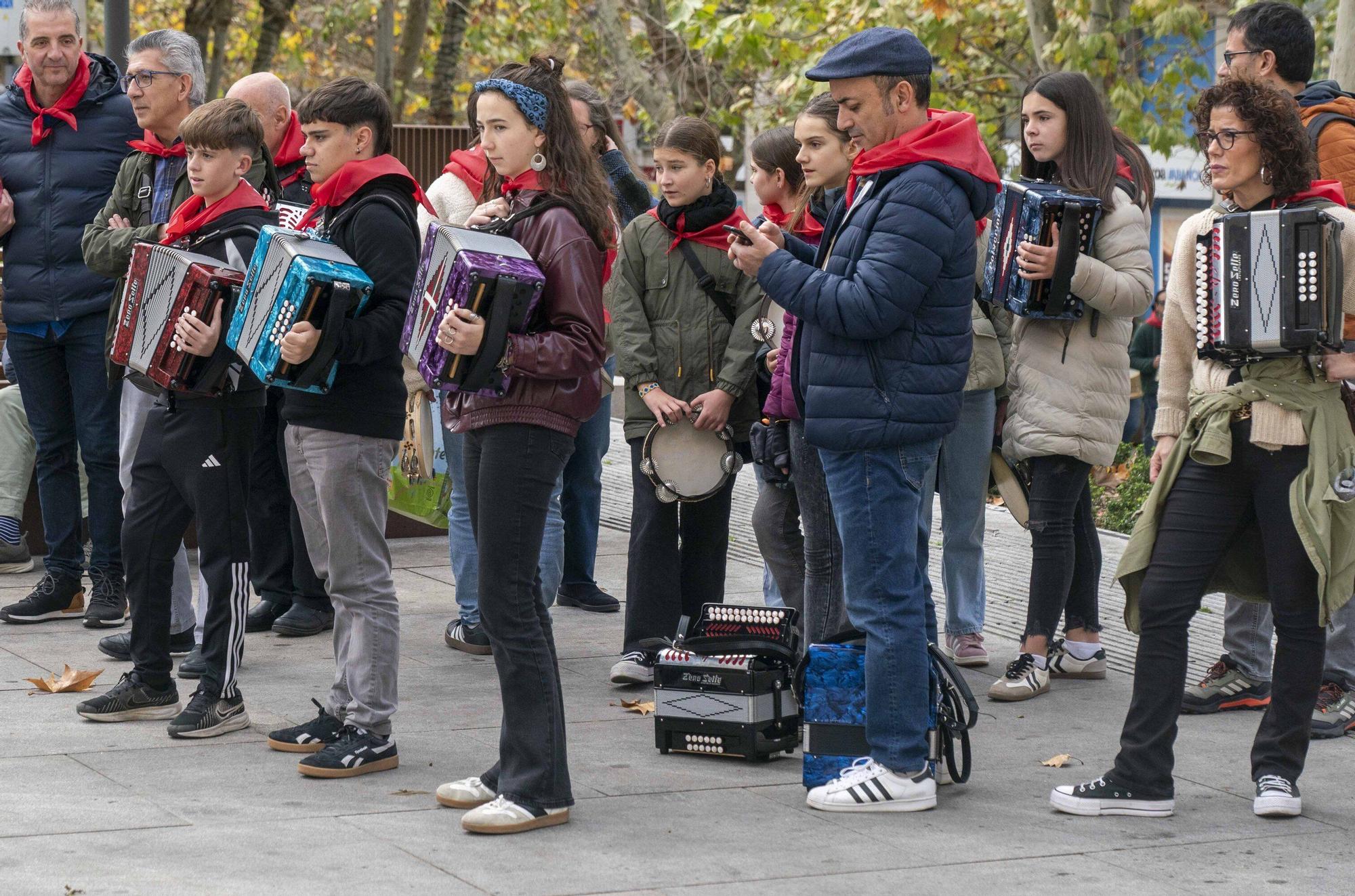 En imágenes: Kalejira por el centro de Vitoria del Aintzina Folk