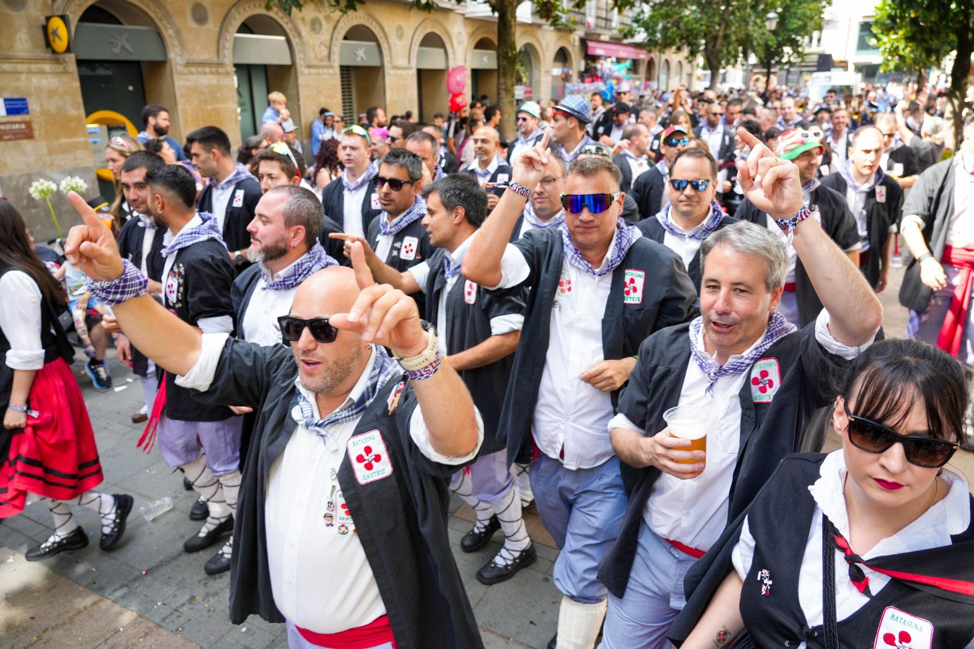 En imágenes: Blusas y neskas desfilan en el primer paseíllo