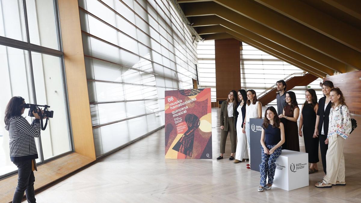 Los artistas que participan en la jornada inaugural de la 86 Quincena Musical de Donostia posan este martes en el auditorio Kursaal.