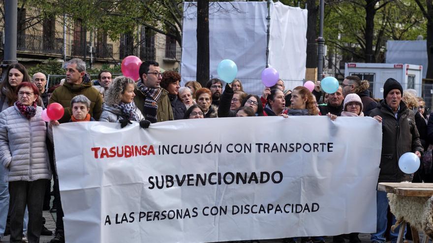 Usuarios y familiares de centros ocupacionales de Navarra exigen un transporte accesible y seguro