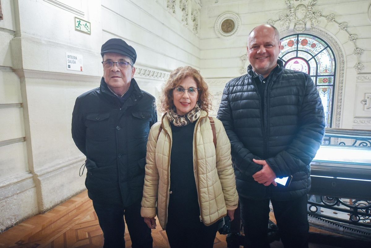 Teo Delgado y María Vallejo con un José Antonio Medina que saludó personalmente a Joaquín Bosch, de quien se mostró seguidor.