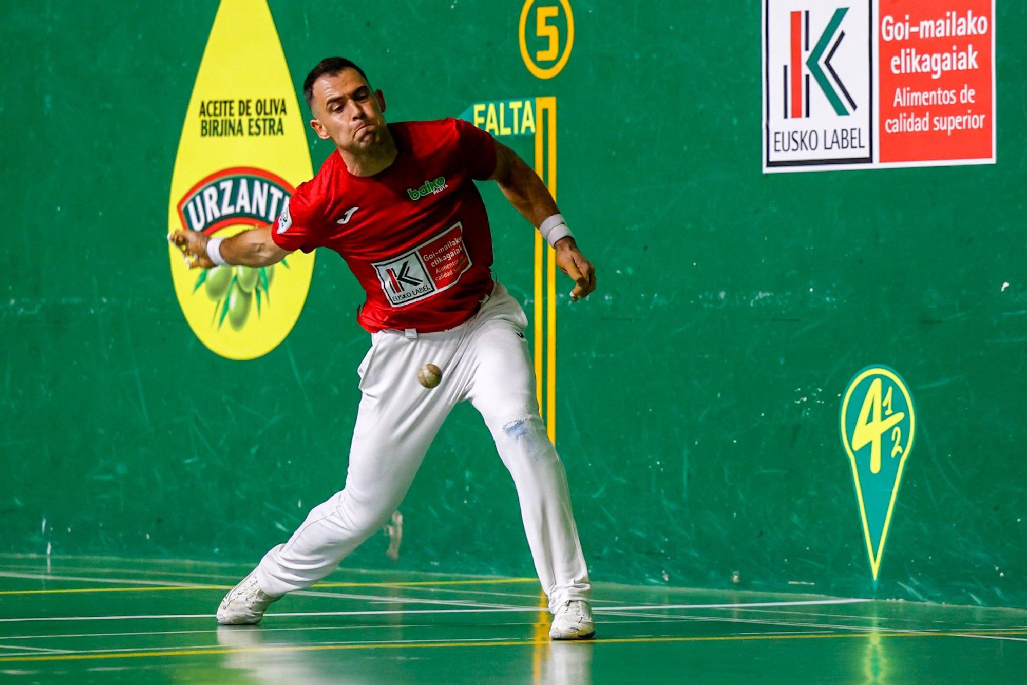 Erik Jaka vence a Peio Etxeberria en Atarrabia en los cuartos de final del Cuatro y Medio.