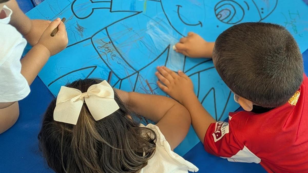 Menores pintando en la ludoteca de la plaza Armurulanda en Amurrio