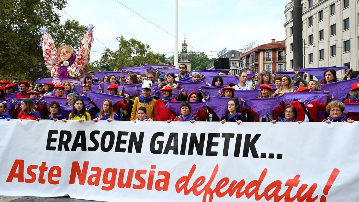 Bilboko Konpartsak ha convocado para este jueves una concentración frente al Teatro Arriaga para denunciar los tocamientos a una mujer